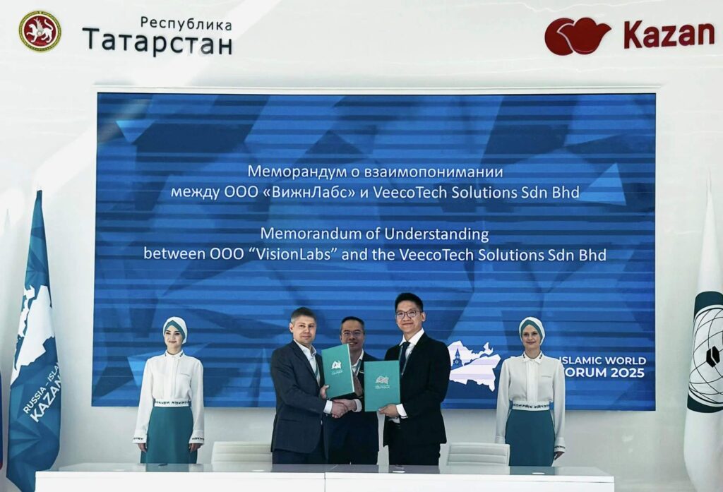 Alain Lye exchanges the MoU with VisionLabs director Dmitry Kulakovsky, witnessed by Ng, SAMENTA’s National President